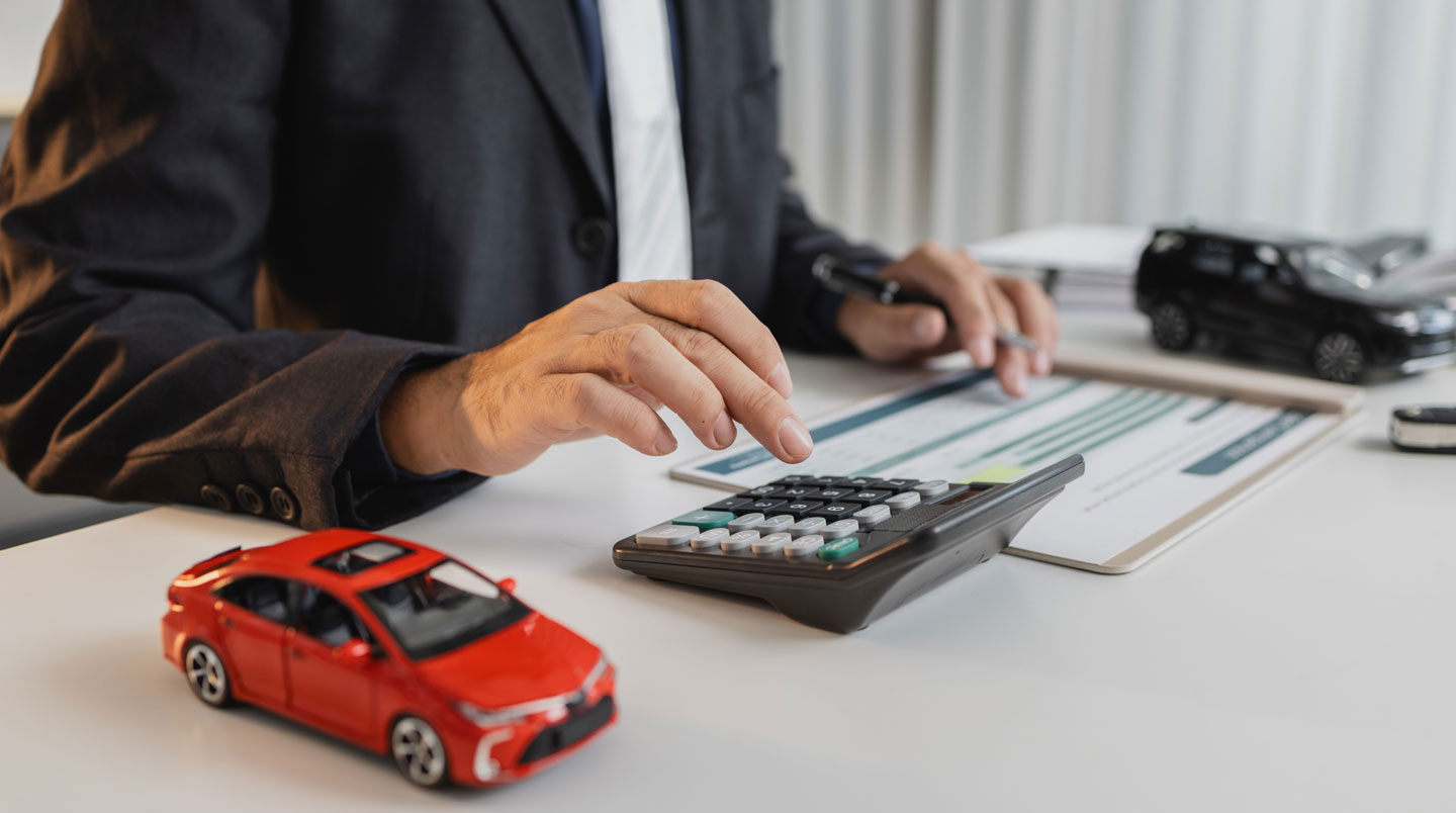 Schéma isométrique illustrant le fonctionnement de la LOA : une voiture, des mensualités régulières et un choix final entre achat et restitution.