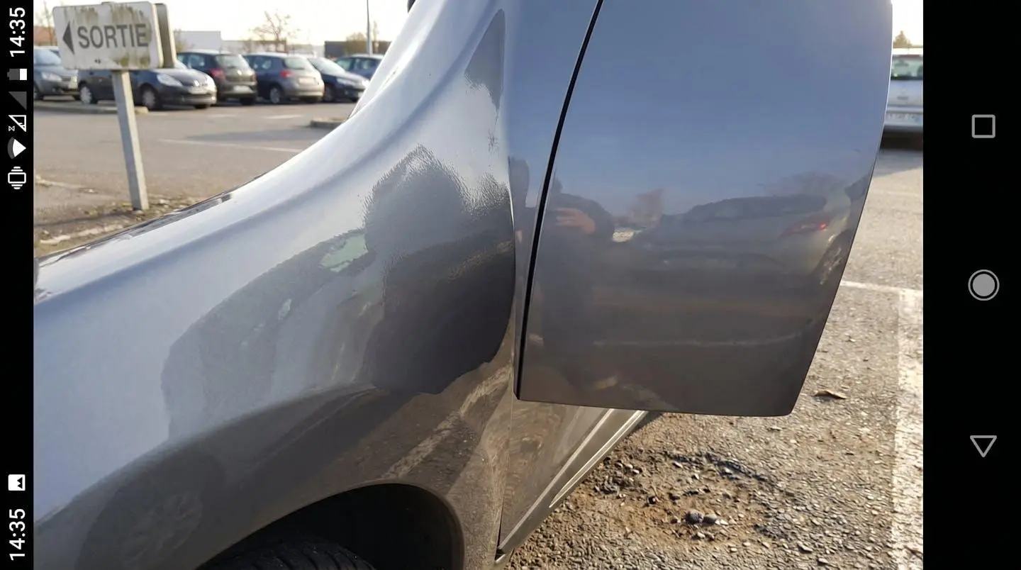 Différence subtile de teinte de peinture gris anthracite sur carrosserie Renault Clio 4, révélant une potentielle retouche après choc