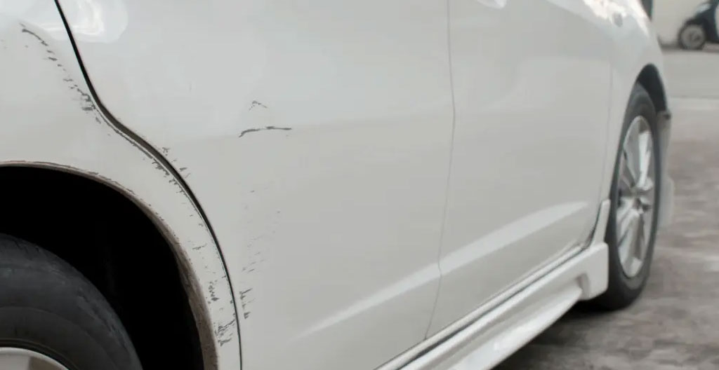 Différence subtile de teinte de peinture gris anthracite sur carrosserie Renault Clio 4, révélant une potentielle retouche après choc